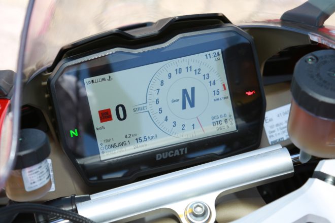 メーターは液晶ディスプレイ。速度や回転数も非常に見やすかった。