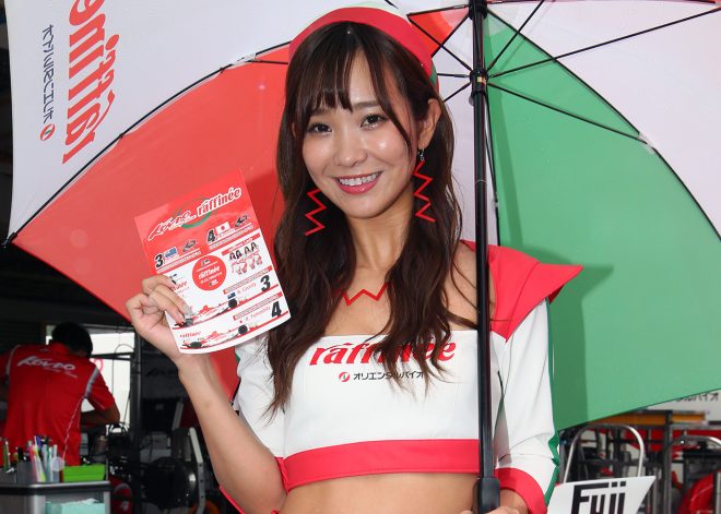 スーパーフォーミュラ第6戦岡山予選前のピットウォークに並んだ西村いちかさん