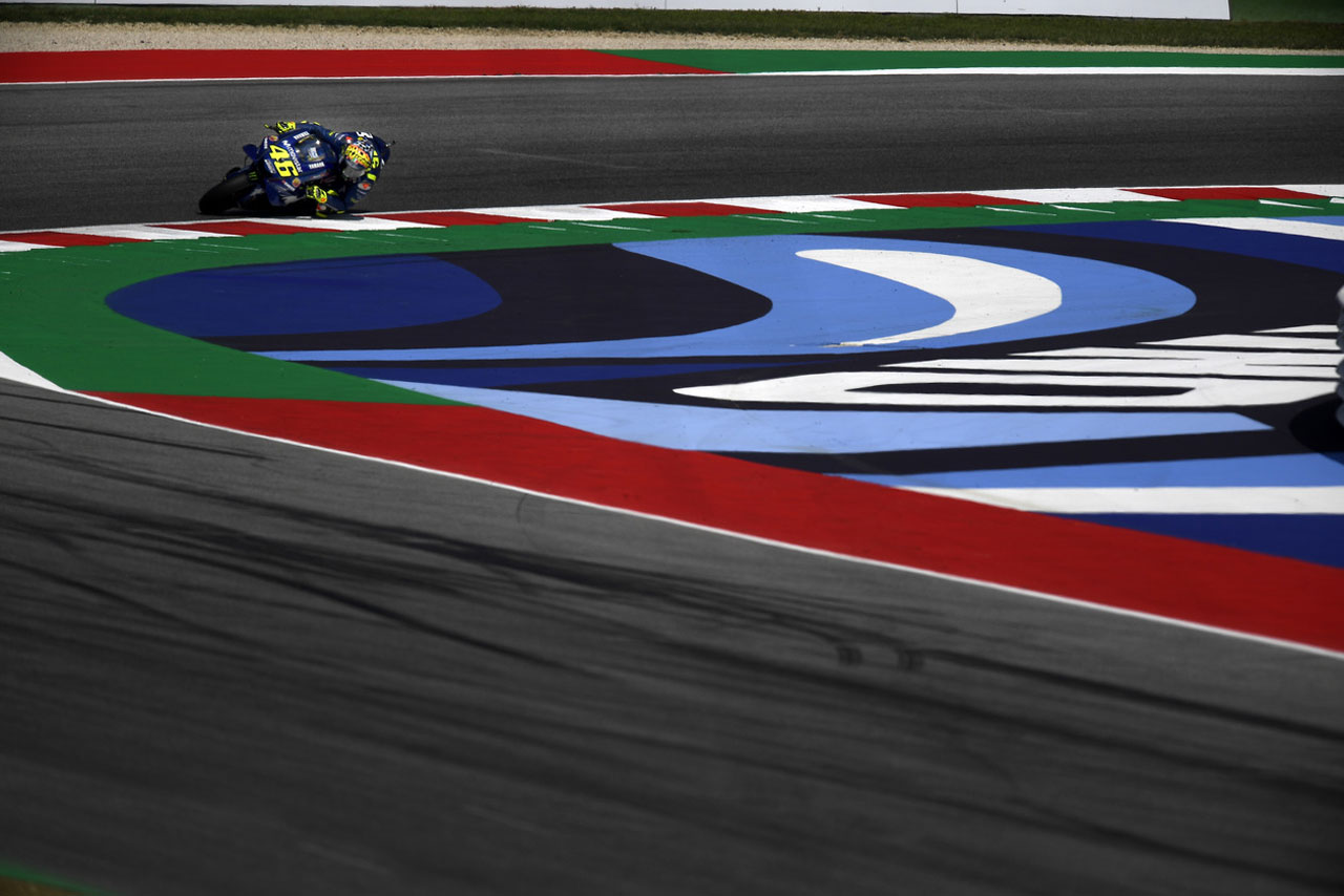 ホームグランプリのサンマリノで走行するバレンティーノ・ロッシ