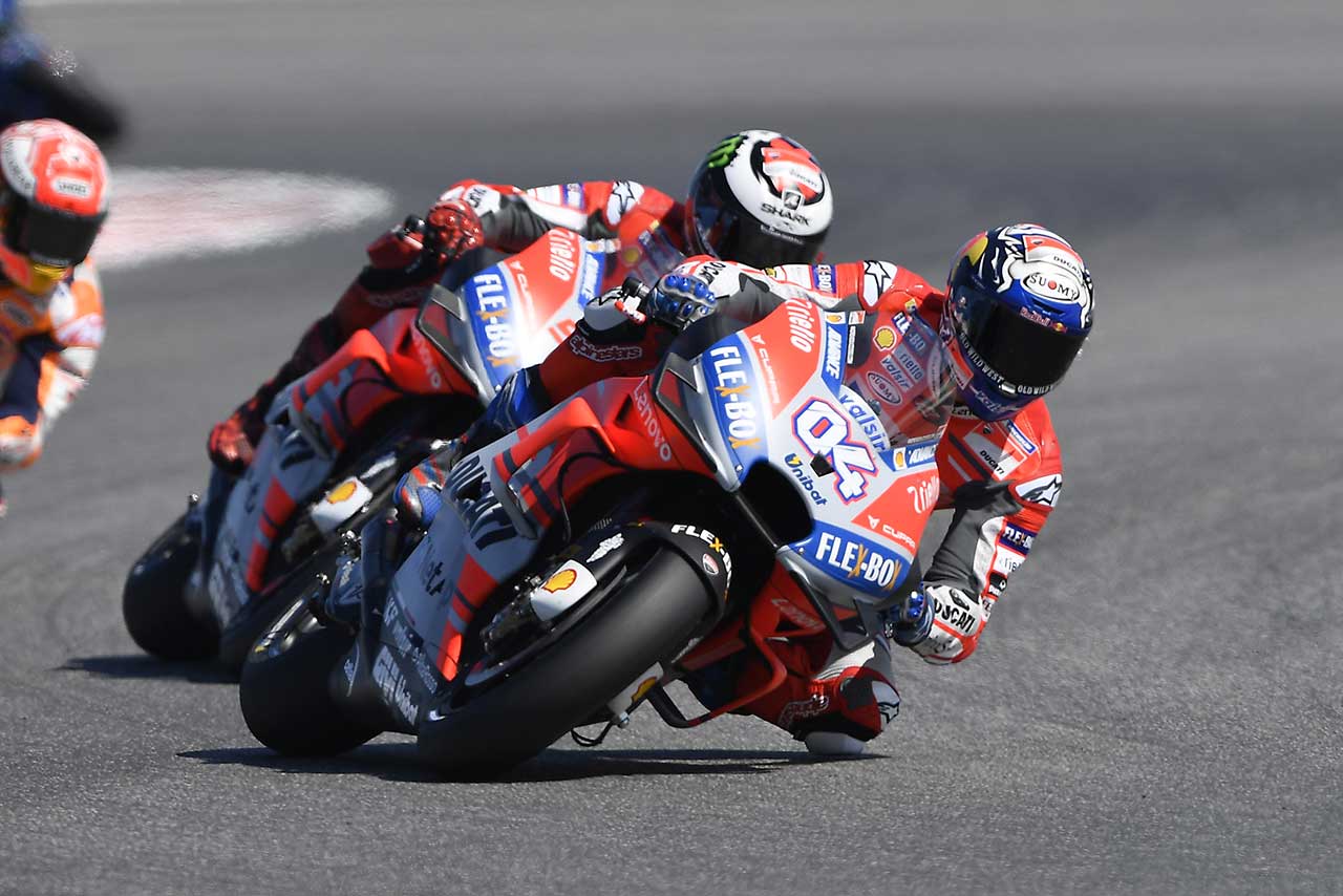 6周目にはロレンソを交わし、トップに立ったドヴィツィオーゾ