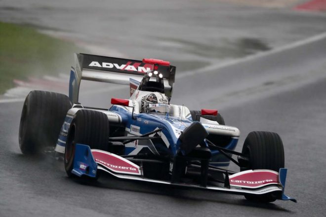 関口雄飛との接触によってノーズコーンを損傷した小林可夢偉