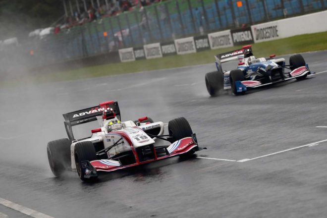 バトルで雨のサーキットを沸かせた関口雄飛と小林可夢偉