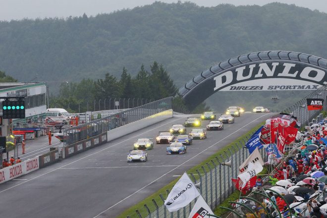 2017年のスーパーGT第4戦SUGO、GT300クラス決勝スタートの場面