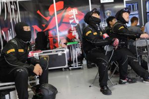 ピット内から戦況を見つめるJLOCのチームクルー