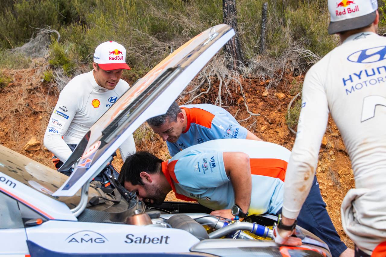 シェイクダウンでミッショントラブルに見舞われたアンドレアス・ミケルセンのヒュンダイi20クーペWRC