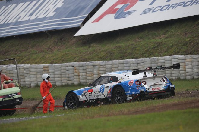 コースアウトし、マーシャルによって救出されるフォーラムエンジニアリング ADVAN GT-R