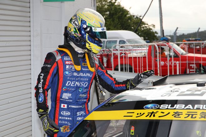 Q2のアタックを担当した山内英輝は走行後、マシンをねぎらうような仕草をみせた