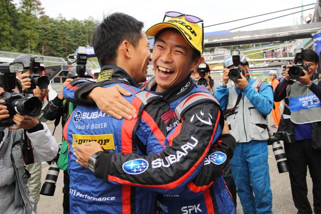 ポールポジションを決めた山内英輝と抱き合う井口卓人