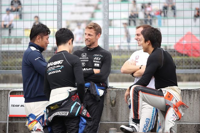 プラットホーム上で話し込むホンダ陣営のドライバーたち