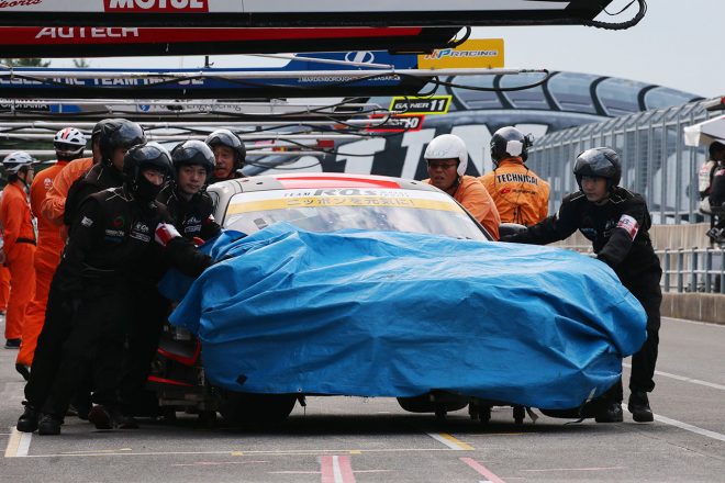 予選Q1でクラッシュしたあと、ピットに運ばれてきたアールキューズ AMG GT3