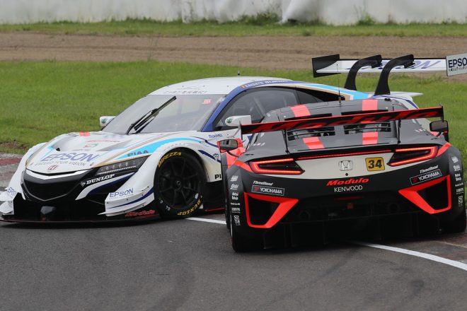 公式練習開始直後に交錯したEpson Modulo NSX-GTとModulo KENWOOD NSX GT3