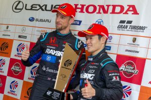 優勝会見に登場したジェンソン・バトンと山本尚貴(RAYBRIG NSX-GT)