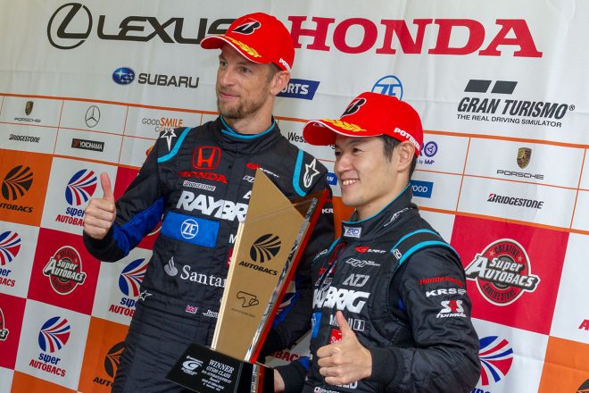 優勝会見に登場したジェンソン・バトンと山本尚貴（RAYBRIG NSX-GT）