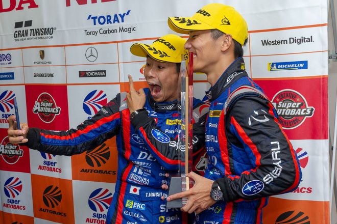 優勝会見後のフォトセッションを待つ間にセルフィーする井口と山内