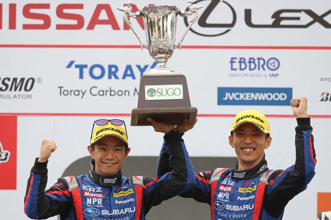 表彰台に上がったSUBARU BRZ R＆D SPORTの井口卓人と山内英輝