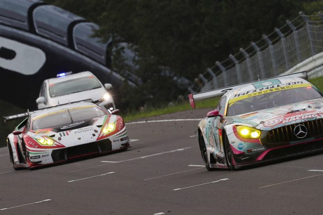 3位を争うGT300車両の後方にドクターカーの姿が見える