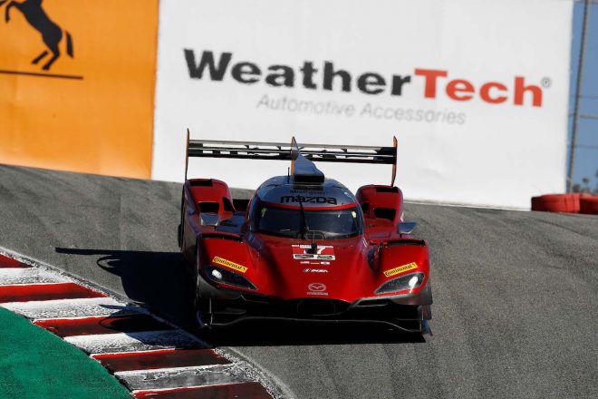 コークスクリューを下っていく77号車マツダ