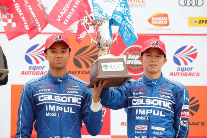 3位表彰台を獲得したヤン・マーデンボローと佐々木大樹