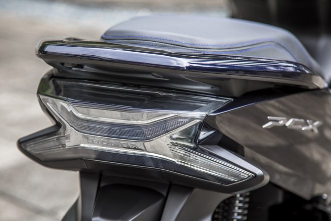 PCX HYBRIDのテールランプのインナーレンズはブルーとなっており、ストップランプ消灯時にブルーの色が見えるデザインとなっている。