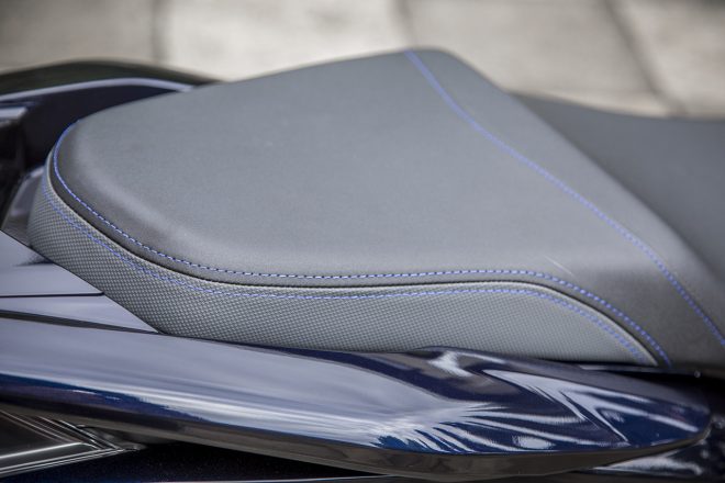 ホンダPCX HYBRIDのシートは、表皮がブラックとグレーのツートーンで、ステッチはブルーとなっている。