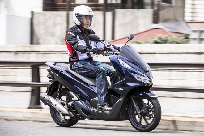 ハイブリッドシステムのアシストにより、スーパーチャージャーを付けたような高トルクスタートが決まる。