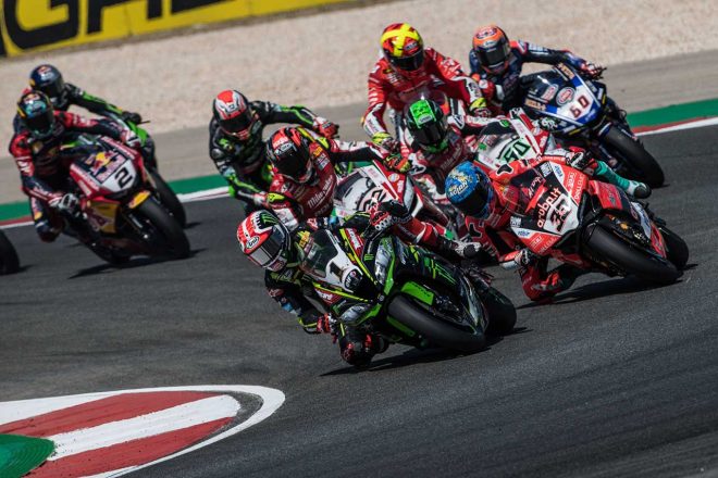 レイはレース1で、序盤から安定したラップを重ね、独走態勢を築いた