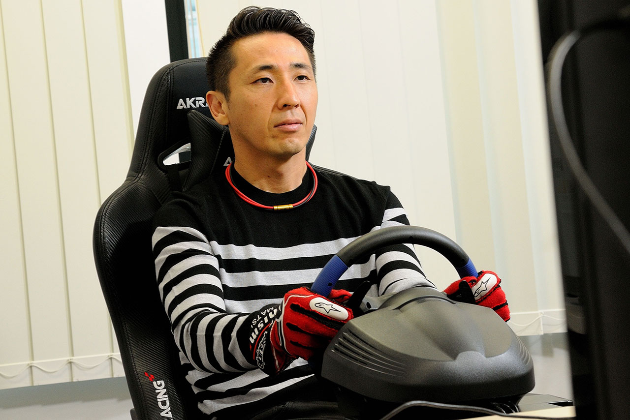 ステアリングを握る姿はサーキットで見せる表情そのもの