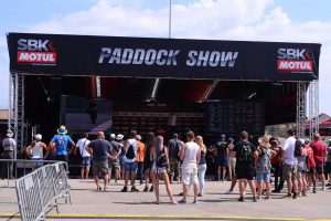 パドック内に設けられたステージ。ここで終日、様々なイベントが開催されていた