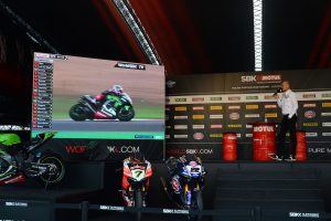 セッション中にはステージ上で、実況生中継