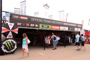 パドック側では各種販売ブースが並んでいた