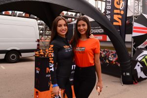 二日酔いの薬をPRしていたガールふたり。パドックでお酒を飲んでいるファンが多かったので、アピール効果は抜群？