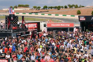 向かって左側が表彰台で、人混みの中心がパルクフェルメ。レースのトップ3ライダーは大勢のファンに迎えられる