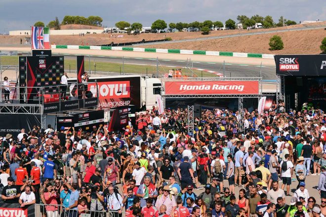 向かって左側が表彰台で、人混みの中心がパルクフェルメ。レースのトップ3ライダーは大勢のファンに迎えられる