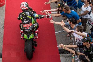 パルクフェルメに、ライダーはファンの花道を通って向かう