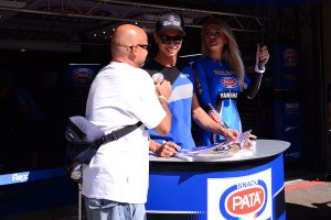 写真をねだられるマイケル・ファン・デル・マーク