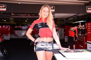 レースに華を添えるレースクイーンの姿も