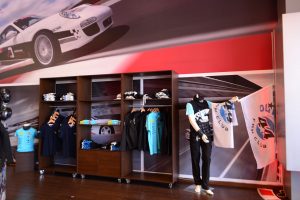 サーキット内のショップにはオリベイラグッズが販売されていた