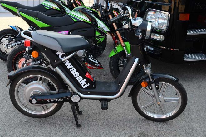 カワサキの移動用電動バイク。当然ながら静かなので、パドックを歩くときは後方注意