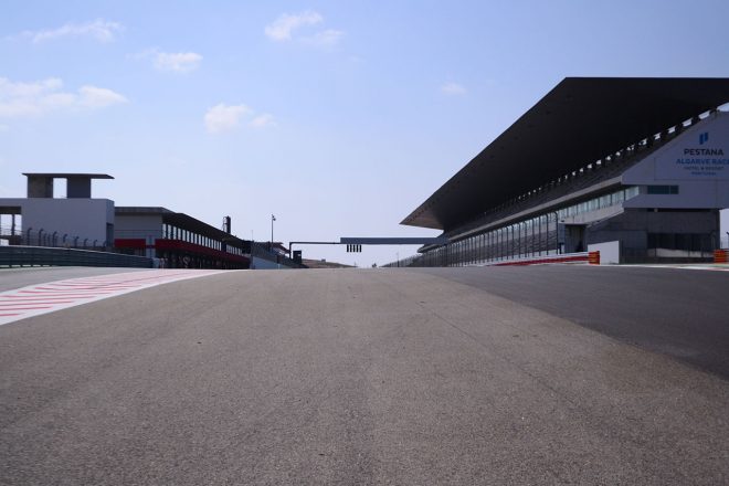 メインストレートから1コーナー（手前側）が下っているのがわかる