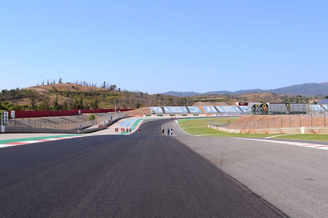 1コーナーは下った後、さらに少し上りのコーナーになっている