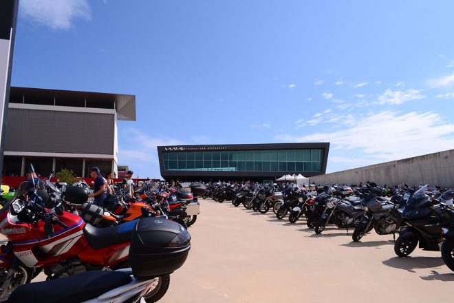 メインスタンド入り口。バイクの来場者も多い。アドベンチャーモデルのバイクが多かった