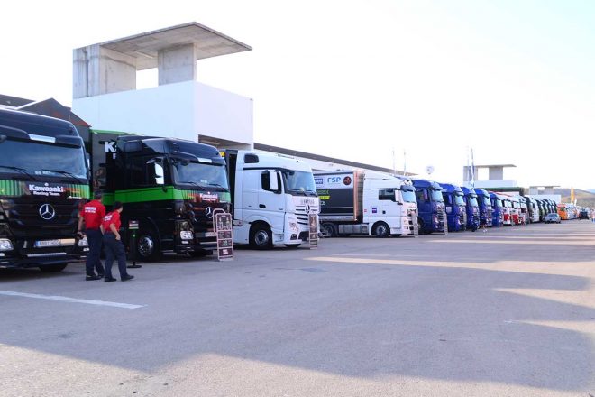 手前から奥までトレーラーがぎっしり。一番手前がカワサキ・レーシングチーム・ワールドSBK