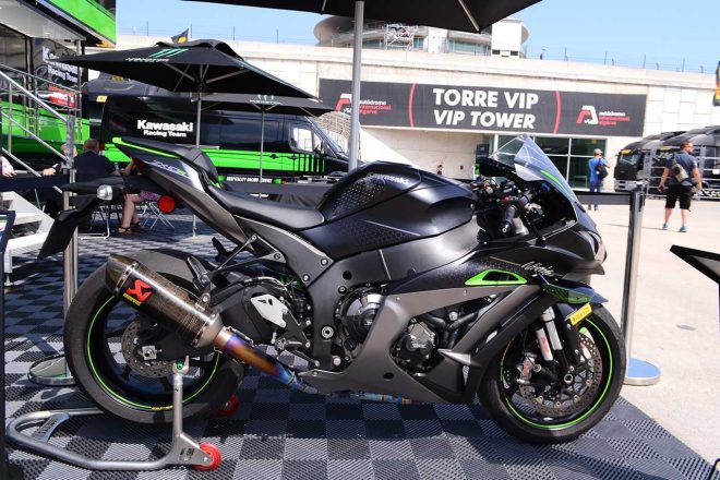 カワサキ・レーシングチーム・ワールドSBKのホスピタリティには先日オートポリスでお披露目されたカワサキZX-10Rの展示もあった