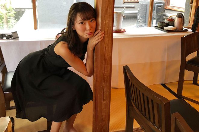 潜入取材中の森園れんさん。悲しげな表情の理由は……