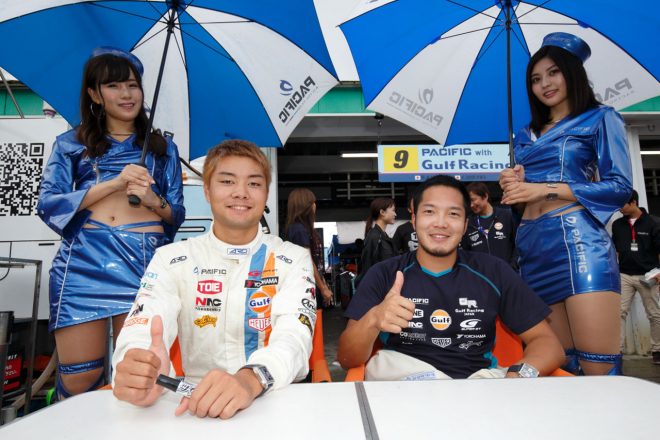 GULF NAC PORSCHE 911をドライブする石川京侍と久保凜太郎