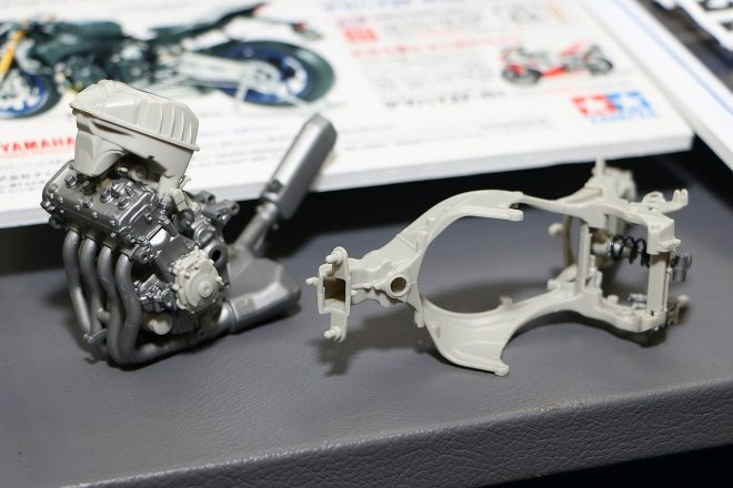 YZF-R1のクロスプレーンエンジンやフレームも忠実に再現