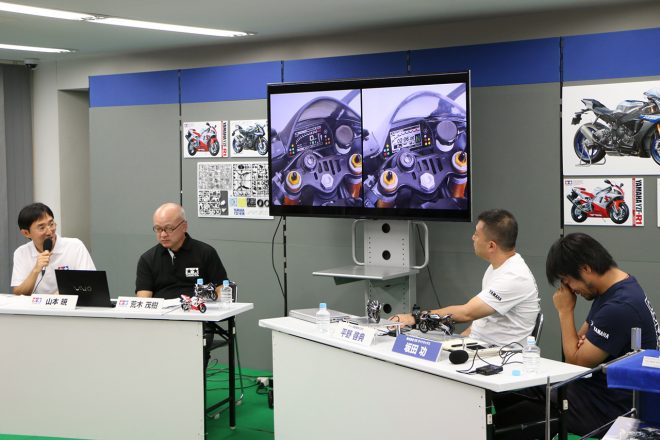 2種類のメーターパネルステッカーのひとつには2015年の鈴鹿8耐でポル・エスパルガロが予選で記録したタイムを印刷している。