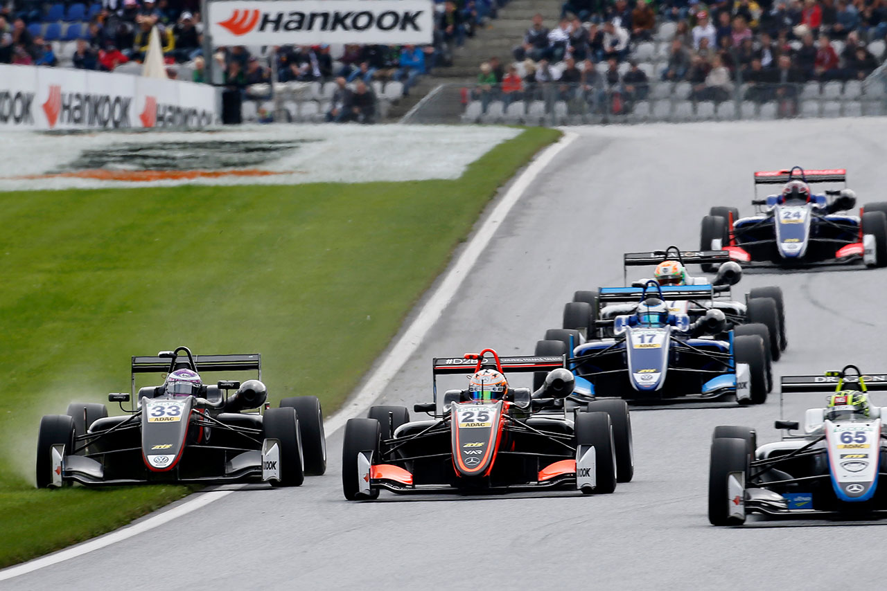 佐藤万璃音（モトパーク）はバトルのなかでコース外にはじき出される場面も