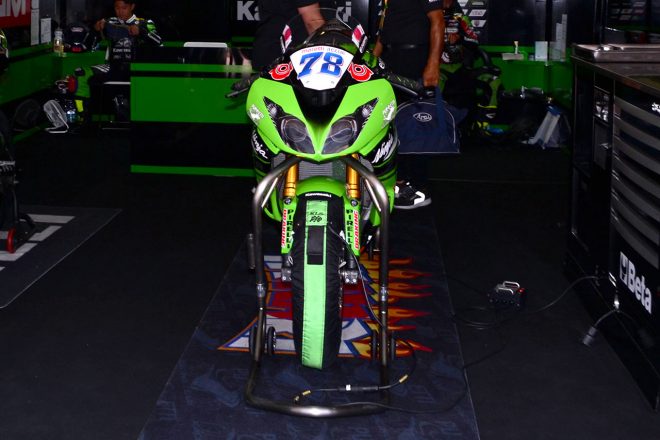 ヘッドライトのシール貼付はレギュレーションで定められている