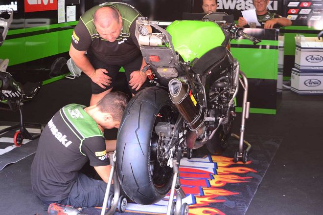 装着するタイヤは溝付きのピレリタイヤ